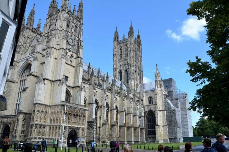 Lire la suite à propos de l’article Plongez au cœur de l’Angleterre médiévale à la cathédrale de Canterbury