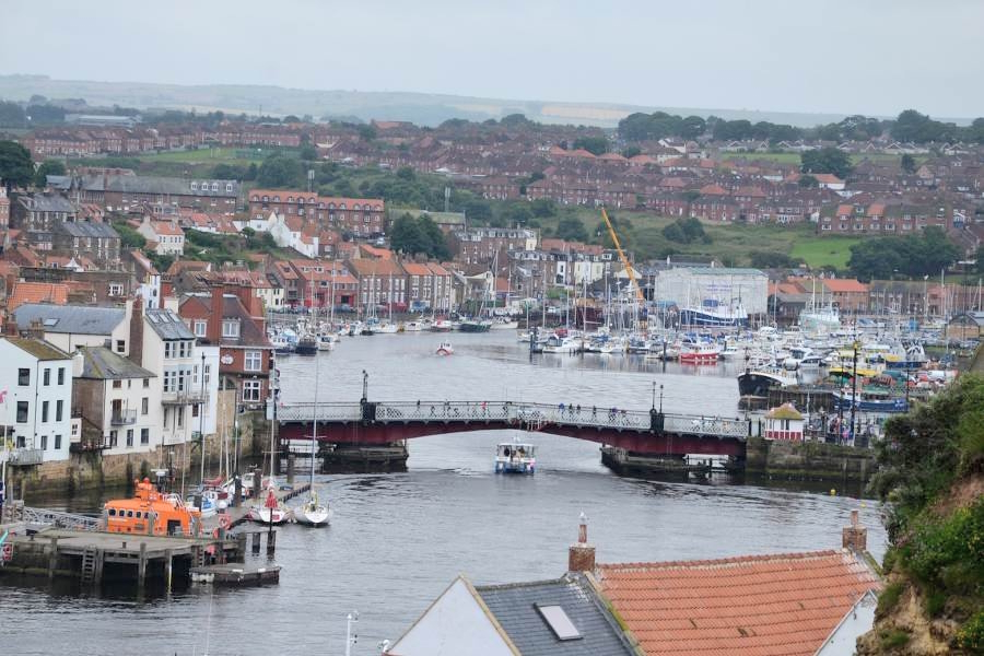 Lire la suite à propos de l’article Whitby, un petit port de pêche anglais, terre d’accueil du comte Dracula