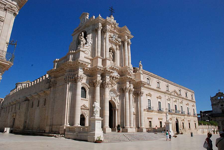 Lire la suite à propos de l’article L’ancienne cité grecque de Syracuse, la perle de la Sicile