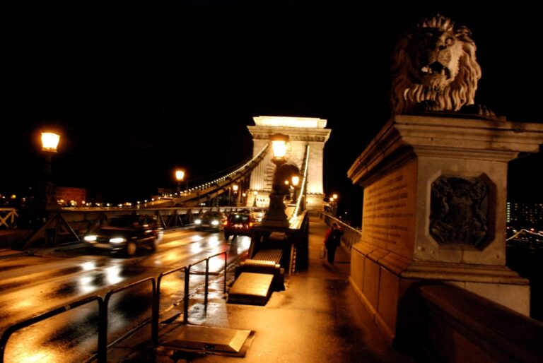 Lire la suite à propos de l’article De Buda au Pont des Chaînes, une balade nocturne si romantique
