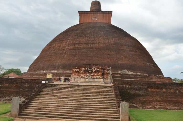 Lire la suite à propos de l’article Anuradhapura, temples sacrés, dagobas, bassins et palais