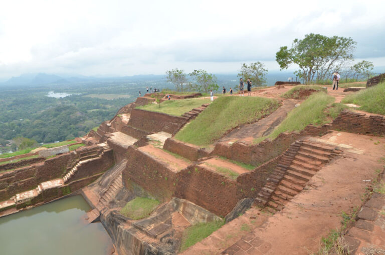 Lire la suite à propos de l’article Ascension et visite du Rocher du Lion à Sirigiya, une expérience inoubliable au Sri Lanka