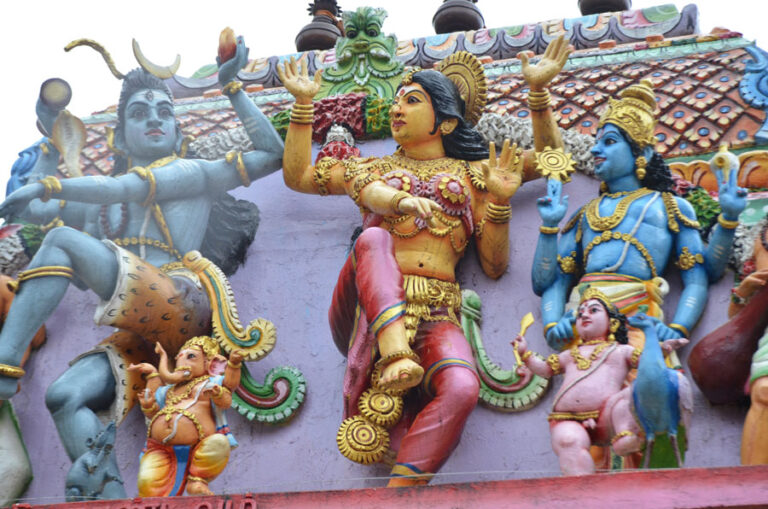 Lire la suite à propos de l’article Sur la route de Dambulla, saris, sarongs et temples hindous à Matale