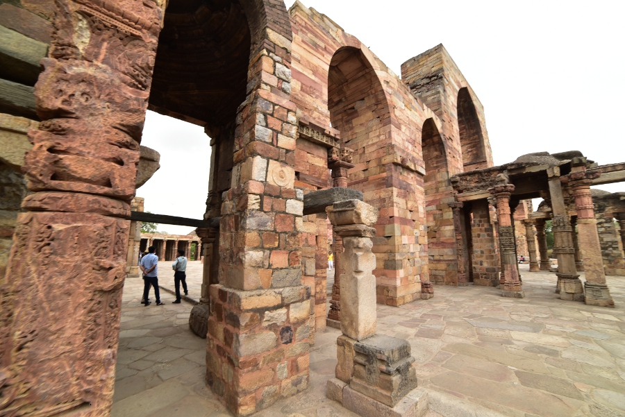 You are currently viewing Les ruines de Qutb Minar, la grande mosquée et son minaret