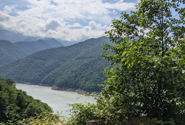 Lire la suite à propos de l’article Voyage en bus jusqu’à Mestia, bienvenue dans le Grand Caucase