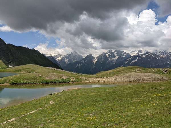 Lire la suite à propos de l’article Lacs de Koruldi, une descente au milieu des géants de glace