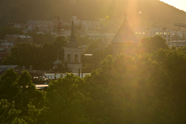 Lire la suite à propos de l’article Premier coucher de soleil et nuit magique à Tbilissi