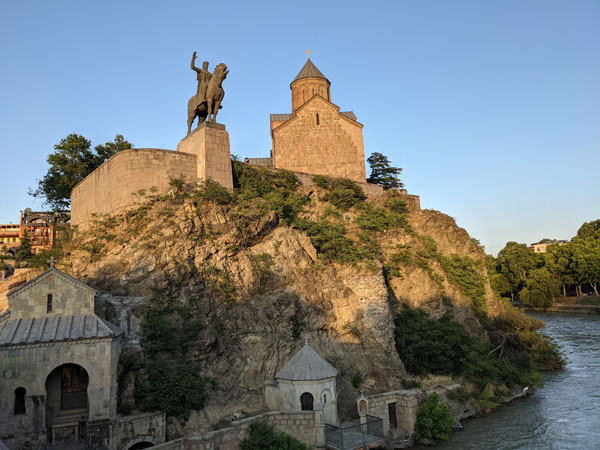 Lire la suite à propos de l’article Depuis l’église de la Dormition de la Vierge de Metheki, vue magique sur Tbilissi