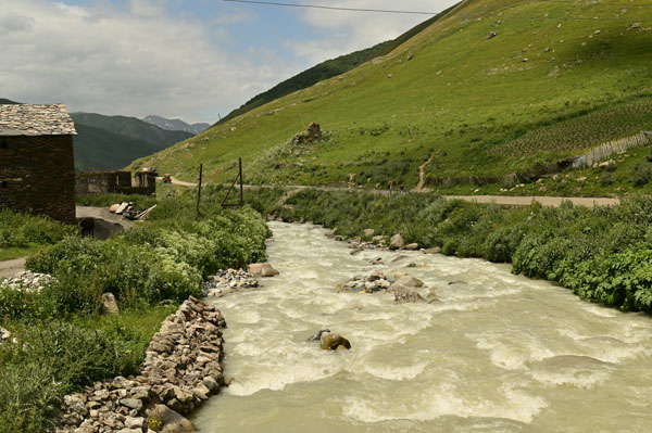 Lire la suite à propos de l’article Derniers moments à Ouchgouli, emporté par la puissance de la rivière Enguri