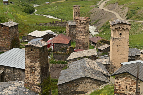 Lire la suite à propos de l’article Ouchgouli, au petit matin, au milieu des tours svanes