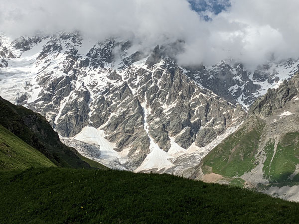 Lire la suite à propos de l’article Depuis Ouchgouli, la très belle randonnée vers le glacier Shkhara