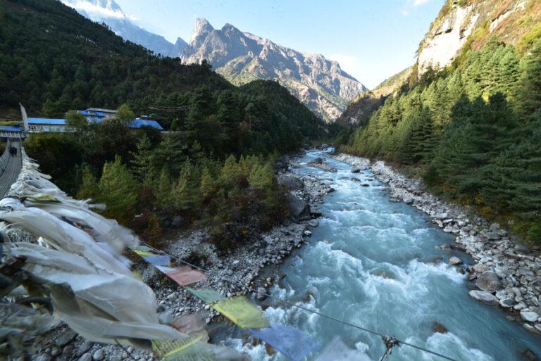 Lire la suite à propos de l’article Everest Base Camp, premiers pas dans l’Himalaya, direction Phakding