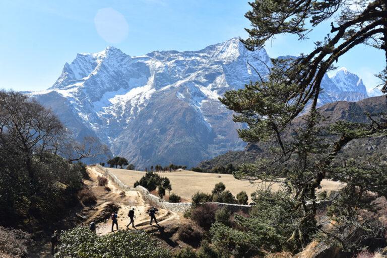 Lire la suite à propos de l’article Everest Base Camp, au sommet du mont Khumjung (3870m)