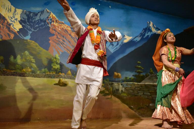 Lire la suite à propos de l’article Katmandou, remise des certificats et soirée folklorique