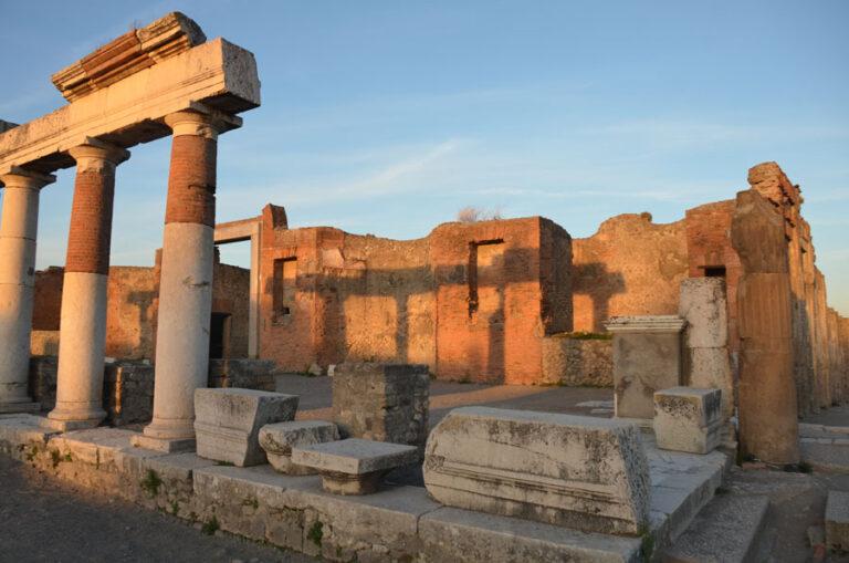 Lire la suite à propos de l’article A travers les rues de Pompéi, du Lupanare à l’amphithéâtre