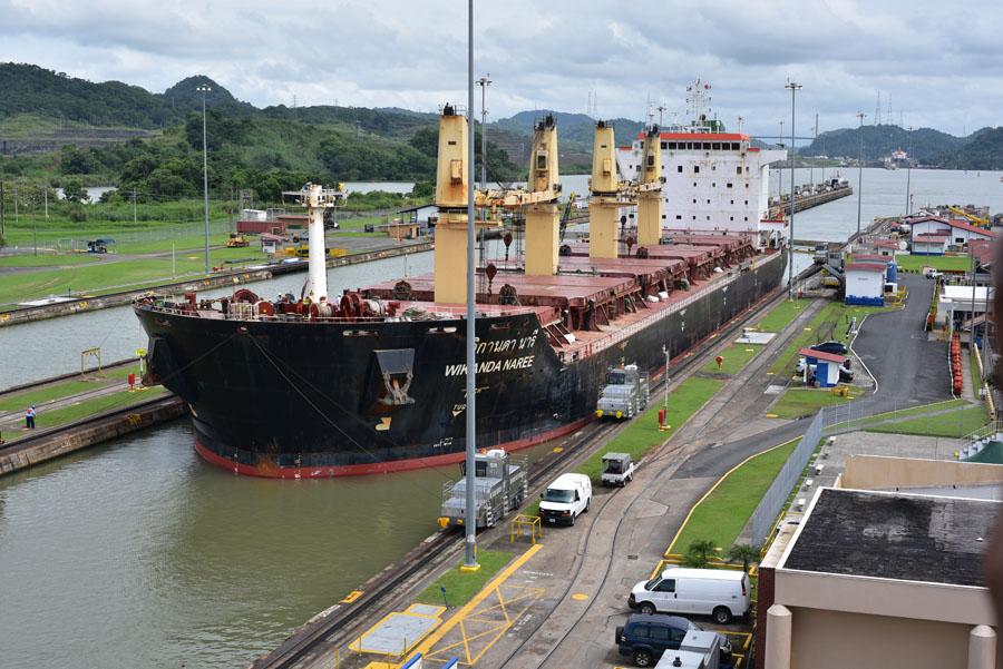 Lire la suite à propos de l’article Canal de Panama, au sommet de l’écluse de Miraflorès