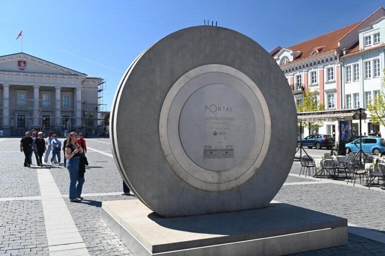 Lire la suite à propos de l’article Vilnius, sur la place de l’ancien Hôtel de ville