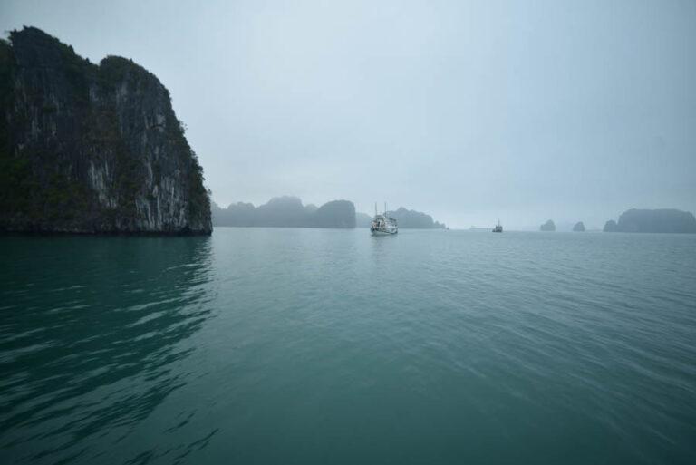 Lire la suite à propos de l’article Baie d’Halong, la brume tombe sur la baie