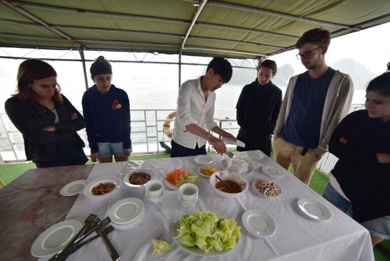 Lire la suite à propos de l’article Halong Bay, les rouleaux de printemps et retour au port