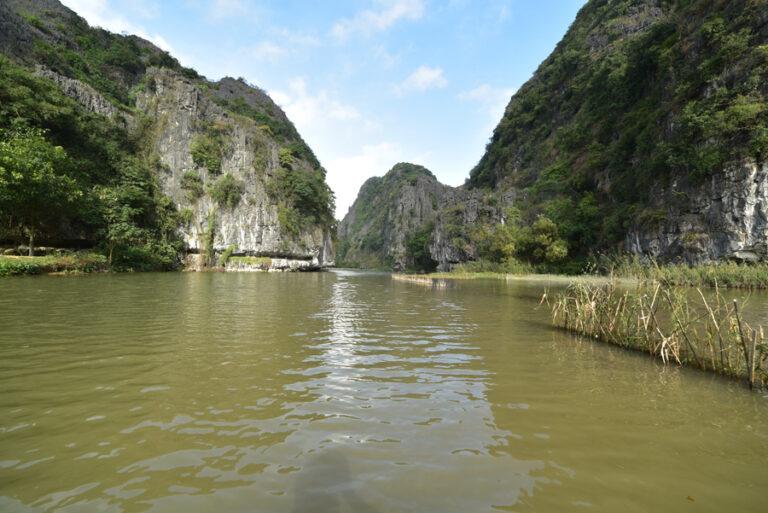Lire la suite à propos de l’article Tam Coc, de grotte en grotte, en remontant la rivière