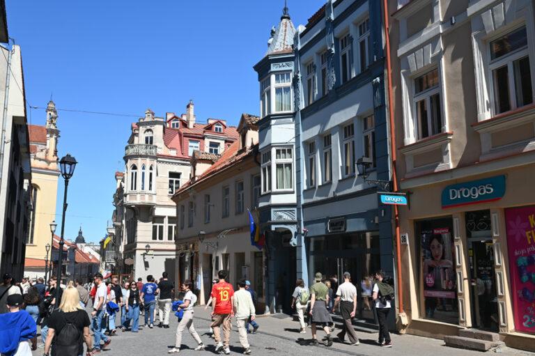 Lire la suite à propos de l’article Vilnius, en descendant la rue Pilies, l’ancienne artère médiévale