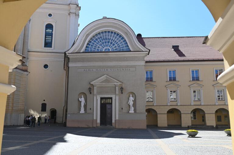 Lire la suite à propos de l’article Vilnius, à travers les cours et les couloirs de l’Université Saint-Jean