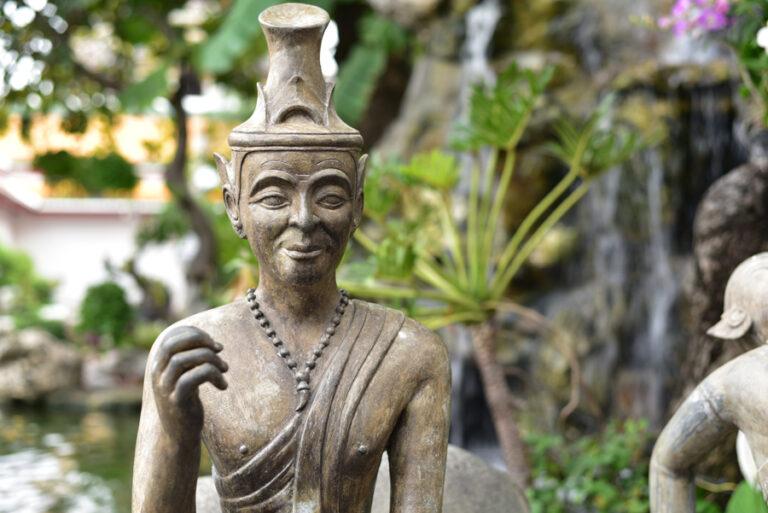 Lire la suite à propos de l’article Wat Pho, au milieu des chedis et des moines