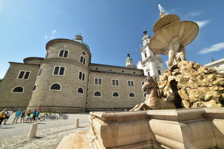 Lire la suite à propos de l’article Salzbourg, Residenzplatz, la place des princes archevêques