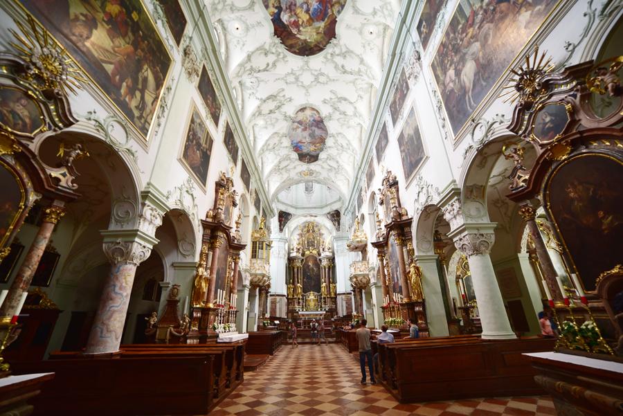 Lire la suite à propos de l’article Salzbourg, l’église Sankt Peter et son petit cimetière