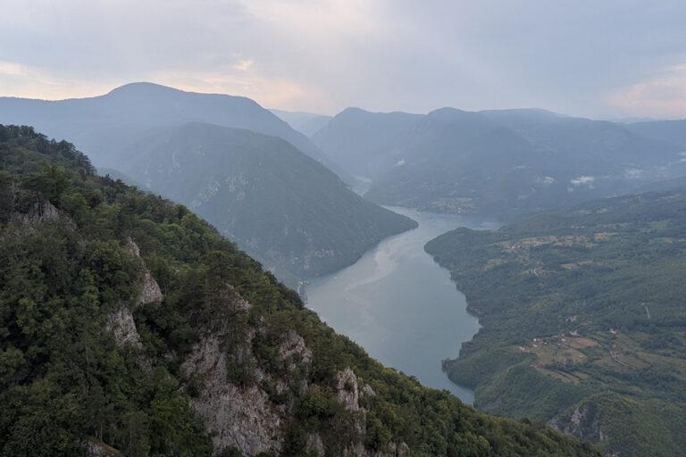 Lire la suite à propos de l’article Parc national de Tara, une marche jusqu’au belvédère de Banjska Stena