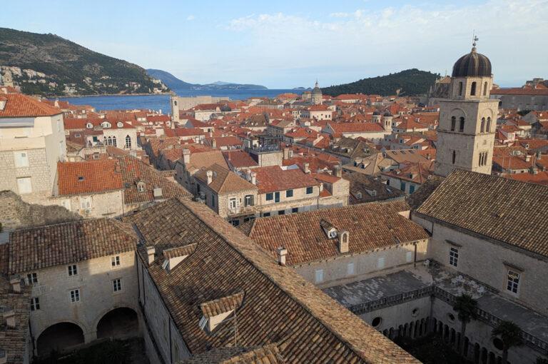 Lire la suite à propos de l’article Les remparts de Dubrovnik, au-dessus des toits de la vieille ville