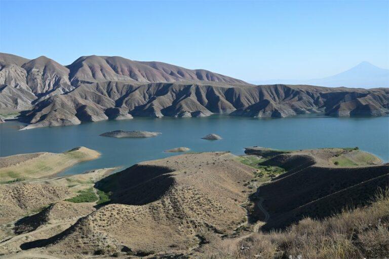 Lire la suite à propos de l’article Sur la route de Garni, une vue magnifique sur le réservoir d’Azat
