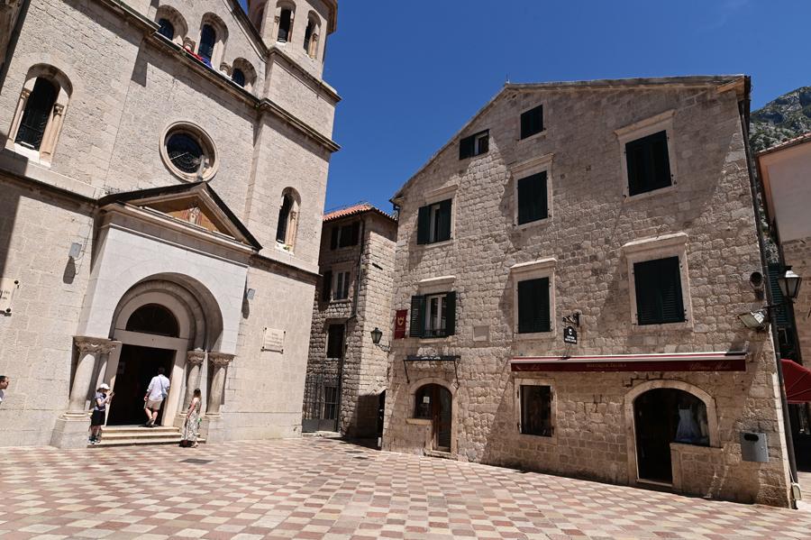You are currently viewing Kotor, un enchevêtrement de places, d’églises et de musées