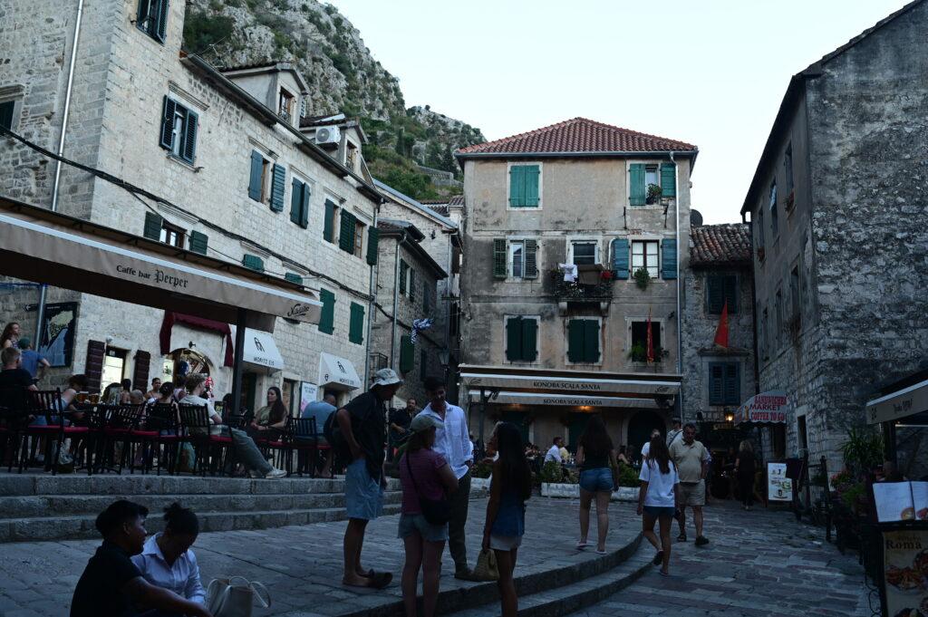 Lire la suite à propos de l’article Kotor, une première découverte de la vieille ville en fin d’après-midi