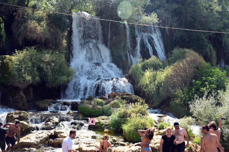 Lire la suite à propos de l’article Les cascades et les bassins naturels de Kravica
