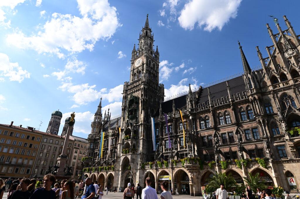 Lire la suite à propos de l’article Munich, Marienplatz, au pied du nouvel hôtel de ville