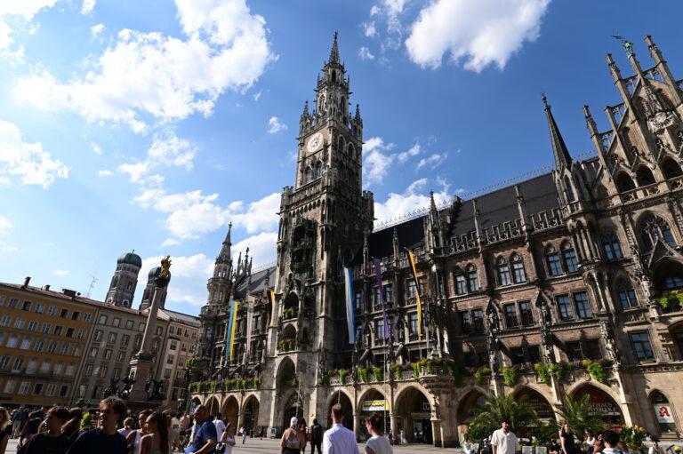 Lire la suite à propos de l’article Munich, Marienplatz, au pied du nouvel hôtel de ville