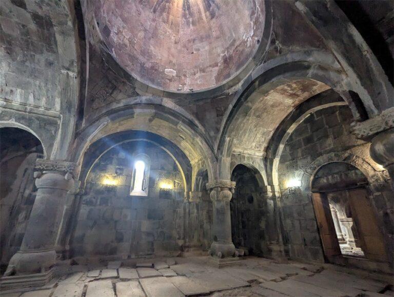 Lire la suite à propos de l’article Alaverdi, Sanahin, un des plus importants monastères d’Arménie