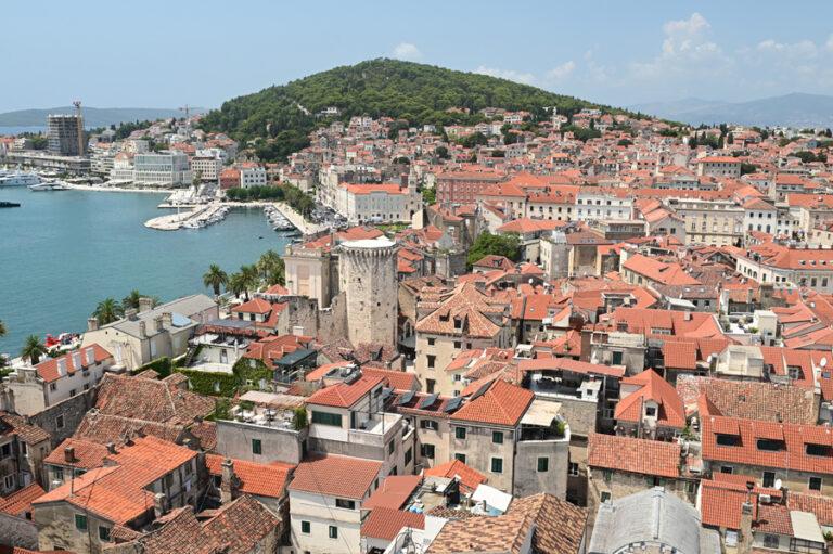 Lire la suite à propos de l’article Au sommet du mausolée-cathédrale, la plus belle vue de Split