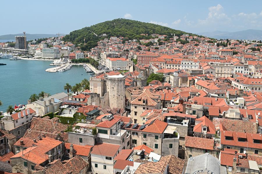 You are currently viewing Au sommet du mausolée-cathédrale, la plus belle vue de Split