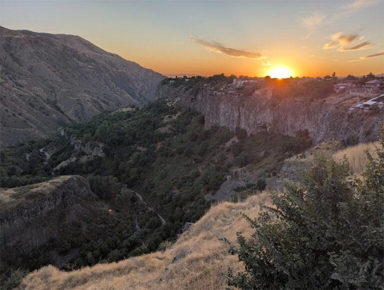 Lire la suite à propos de l’article Garni, coucher de soleil sur les gorges de la rivière Azat